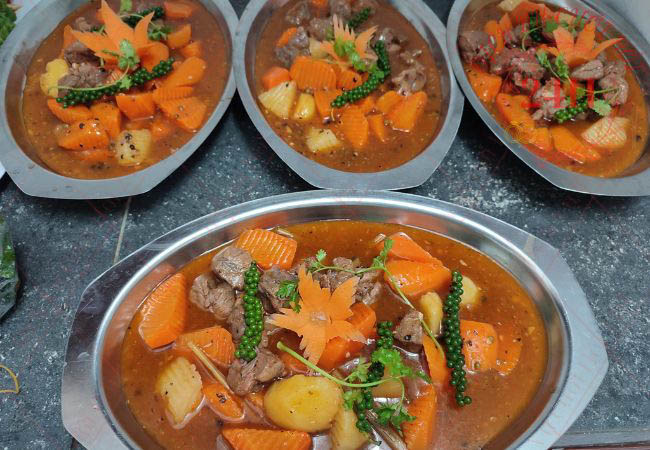 Bò nấu lagu + bánh mì