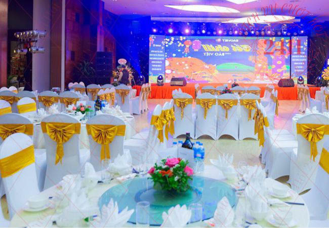 Cho thuê bàn ghế tựa bọc nơ cao cấp