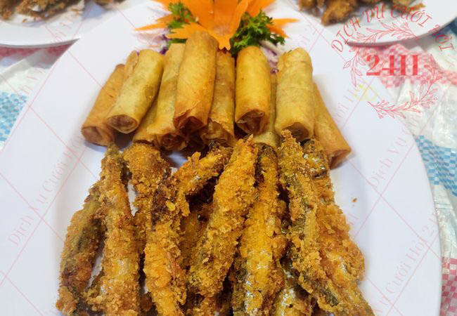 Khai vị 2 món: Chả giò mayo + Cá trứng chiên xù