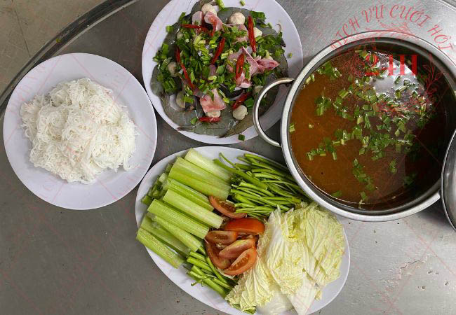 Lẩu hải sản chua cay