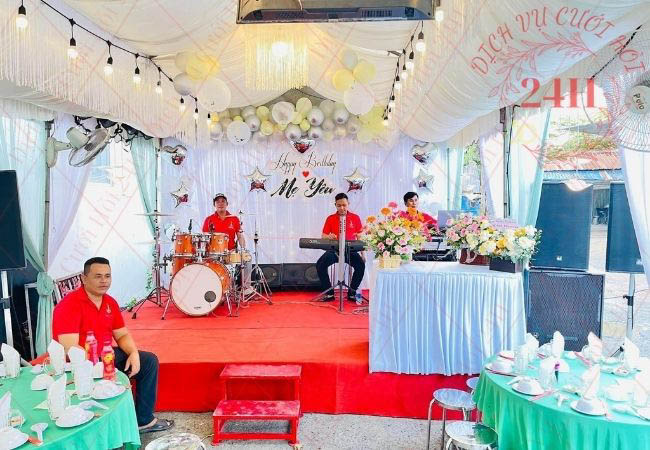 Mẫu trang trí sân khấu tiệc cưới đẹp số 5