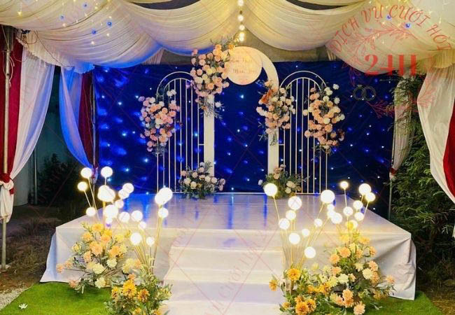 Mẫu trang trí sân khấu tiệc cưới đẹp số 2