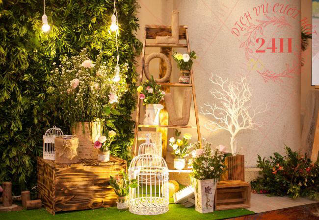 Mẫu trang trí bàn gallery tiệc cưới đẹp