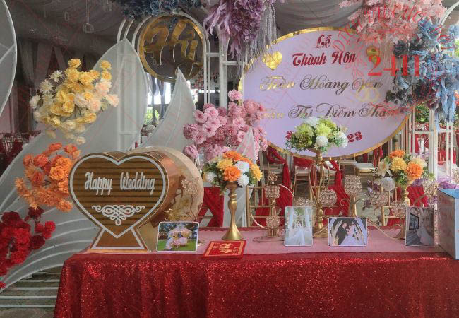 Mẫu trang trí bàn gallery tiệc cưới giá rẻ