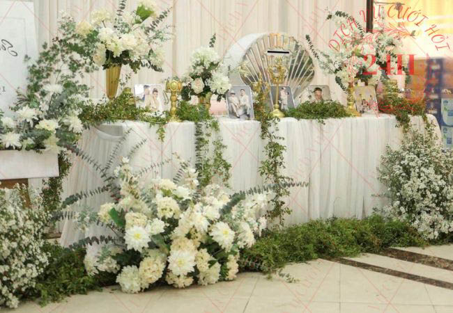 Mẫu trang trí bàn gallery bằng hoa tươi